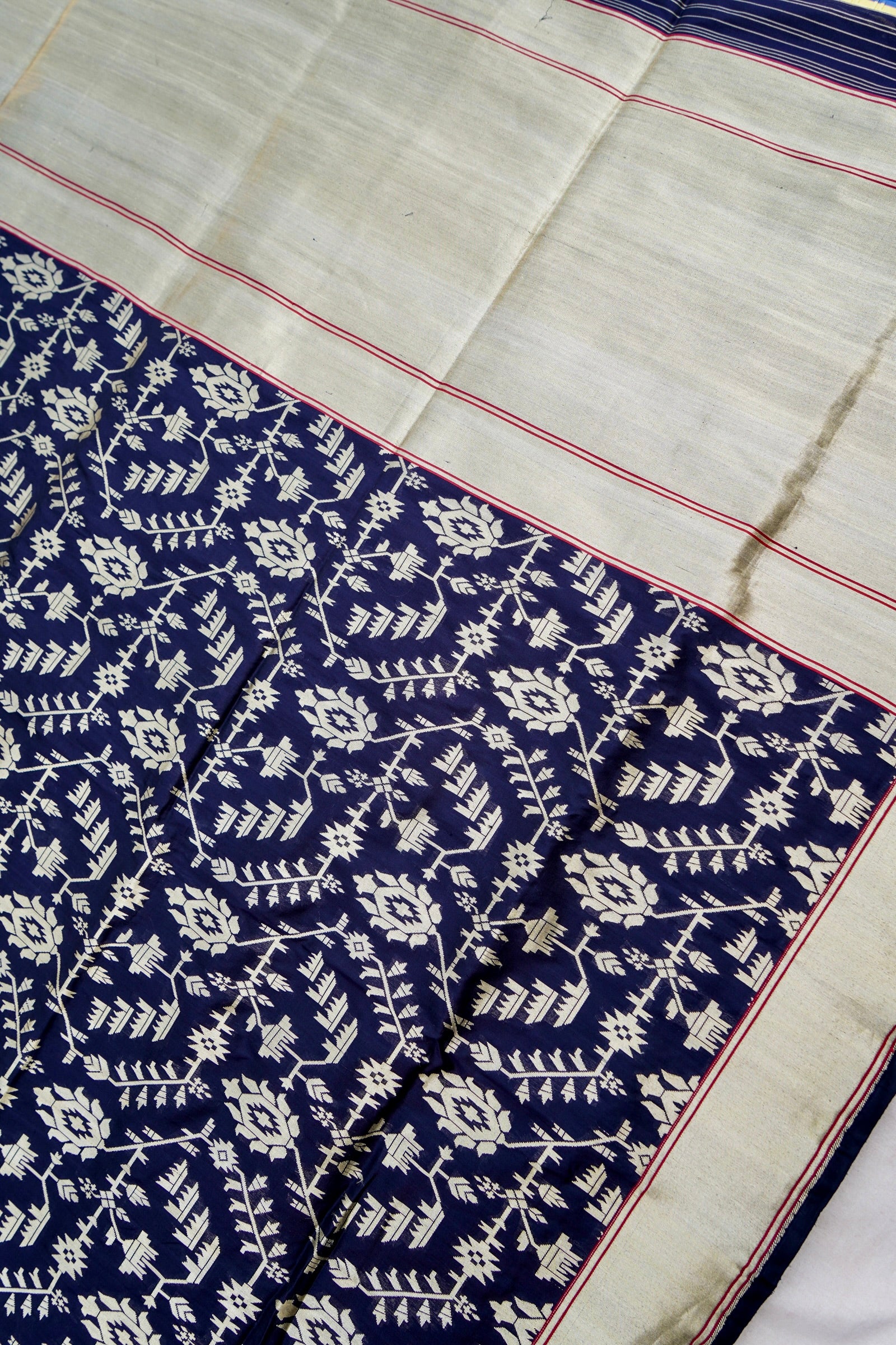 Black Handwoven Pure Kataan Silk Brocade Jaal Benarasi Saree.