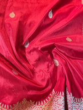 Load image into Gallery viewer, Red Handloom Kataan Silk Kadhua Buti Banarasi Saree
