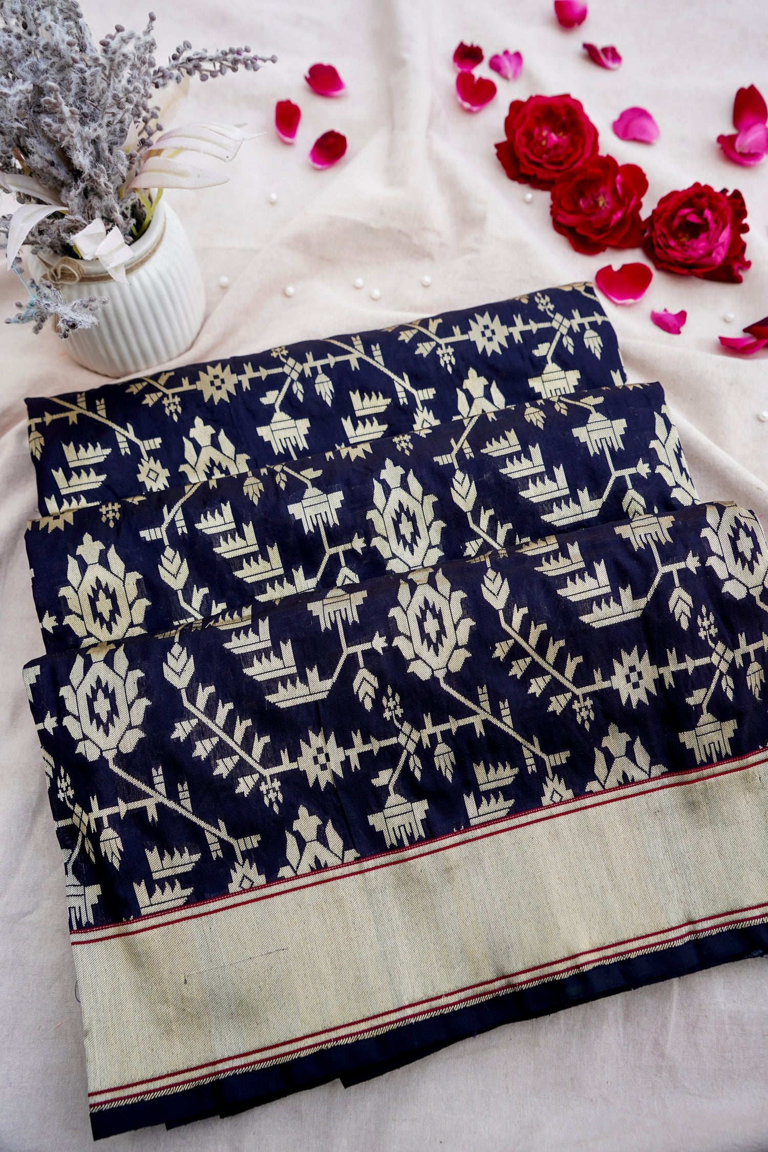 Black Handwoven Pure Kataan Silk Brocade Jaal Benarasi Saree.