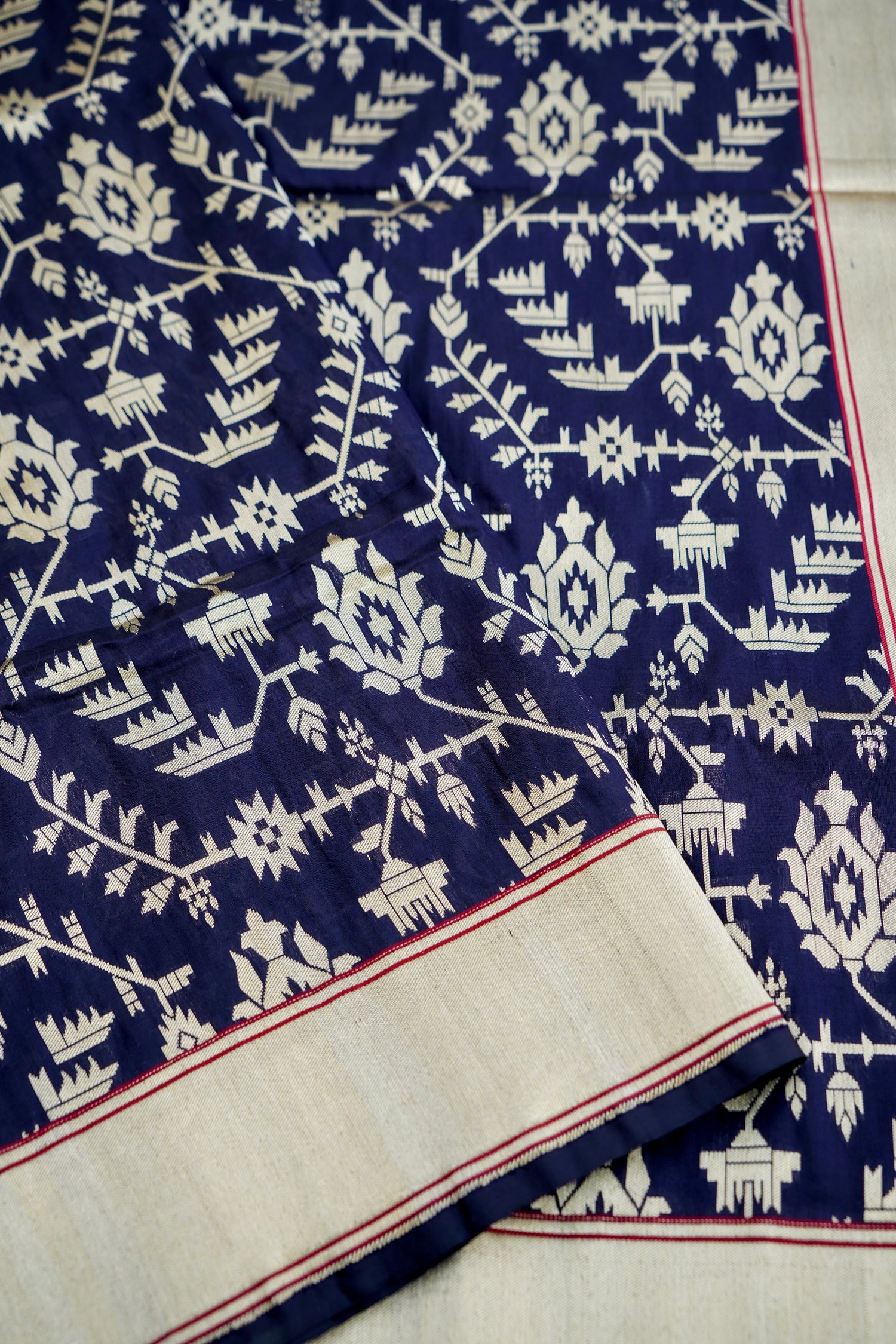 Black Handwoven Pure Kataan Silk Brocade Jaal Benarasi Saree.