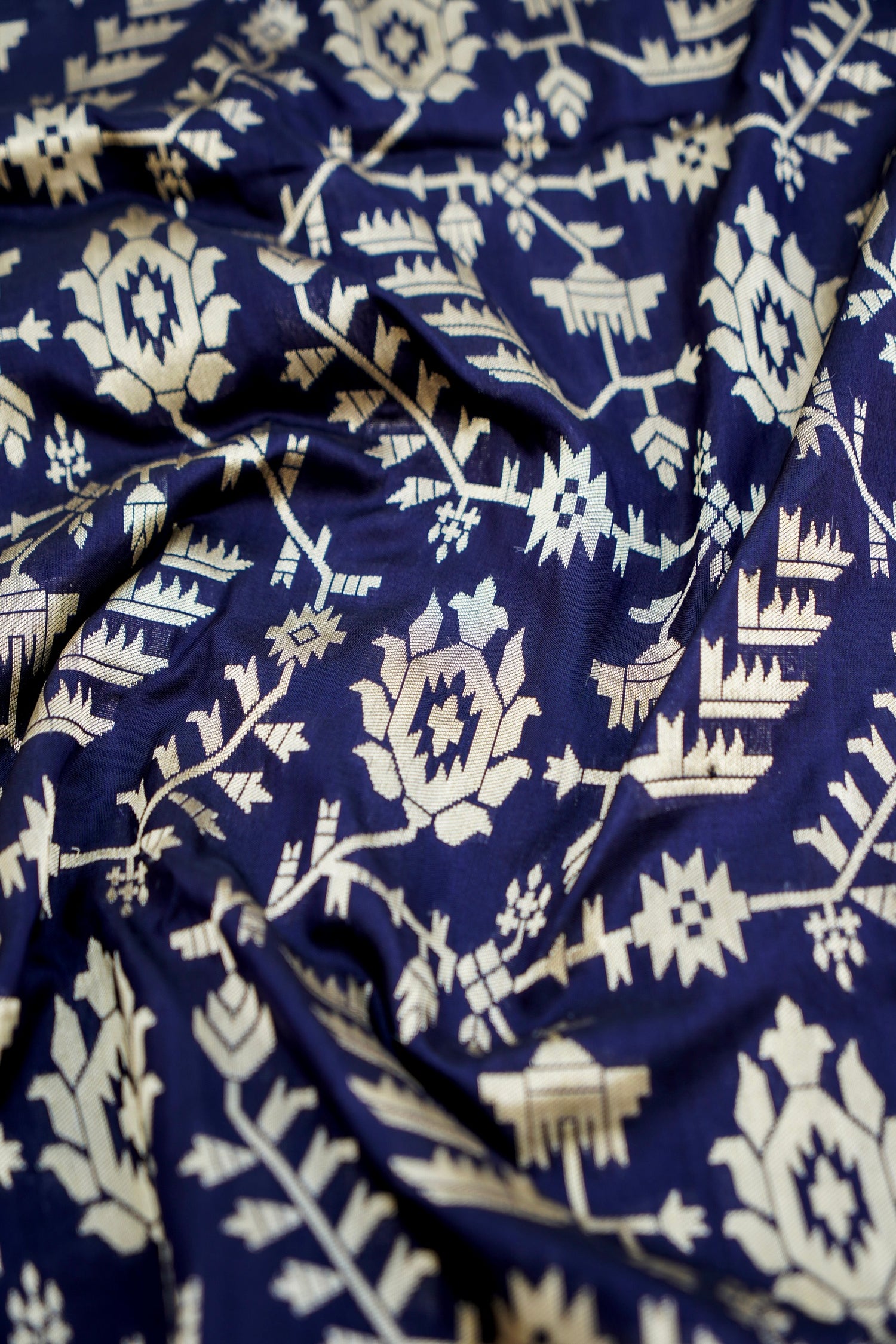 Black Handwoven Pure Kataan Silk Brocade Jaal Benarasi Saree.