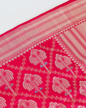 Load image into Gallery viewer, Pink Handwoven Pure Kataan Silk Kadhua Jangla Banarasi Saree
