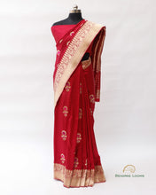 Load image into Gallery viewer, Maroon Handwoven Pure Kataan Silk Kadhua Floral Buti Banarasi Saree
